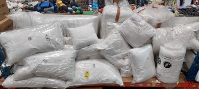 LARGE AMOUNT OF BRAND NEW BEDDING LOT CONTAINING GOOSE FEATHER DOWN PILLOWS - TWIN BED DUVET 4.5 TOG - MUSBURY PEACHSKIN DUVET KINGSIZE 13.5 TOG - COT DUVET 4.5 TOG 100CM X 120CM - VARIOUS CUSHIONS ETC ON A FULL BAY