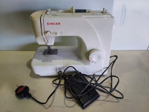 1 X SINGER SEWING MACHINE MODEL NUMBER 1507 - SERIAL NUMBER ZHV1119309296