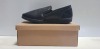 19 X BRAND NEW OAKERWOOD MEMORY FOAM INSOLE MENS SLIPPERS IN BLACK SIZE UK 12 IN 19 BOXES