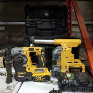 1 X DEWALT 18V XR BRUSHLESS SDS HAMMER DRILL ( DCH273) ALSO TO INCLUDE 1 X DEWATL CORDLESS DUST EXTRACTION SYSTEM ( D25303DH ) TO FIT HAMMER DRILL - WITH BATTERY / CHARGER AND CARRY CASE