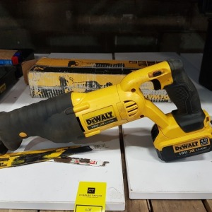 1 X DEWALT 18V XR RECIPROCATING SAW ( DCS380 ) - WITH BATTERY - NO CHARGER