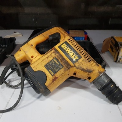 1 X DEWALT 32 MM HEAVY DUTY 110 V SDS AND COMBINATION HAMMER ( D25404 ) - WITH CARRY CASE