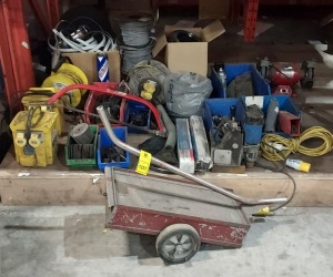 30 + PIECE MIXED TOOL LOT CONTAINING 1 X SEALEY DUAL HEAD DISC GRINDER / 1 X UNBRANDED MAGNETIC PILLAR DRILL / 2 X 110 V TRANSFORMERS / 1 X 110 V EXTENSION REEL / OERLIKON WELDING ELECTRODES / VARIOUS SIZE PLASTIC WELDING ROD REELS / METROSE WELDING CONSU