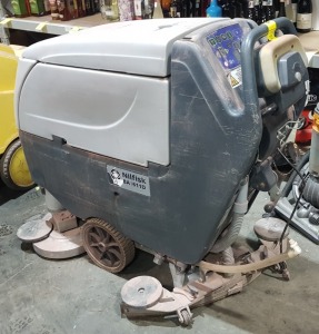 1 X NILFISK ( BA 611 D ) COMBI WALK BEHIND SCRUBBER DRYER - 55 LITRE CAPACITY - 24 INCH WIDTH - (908 7 165 020 )