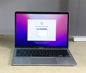 APPLE 13 INCH A2337 EMC 3598 MACBOOK WITH APPLE M1 CPU. 16GB RAM, 512GB STORAGE, MACOS MONTEREY - NO POWER LEAD