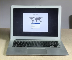 APPLE 13 INCH A1466 EMC 2632 MACBOOK WITH INTEL I5-4260U CPU, 4GB RAM, 250GB STORAGE, MACOS CATALINA - NO POWER LEAD