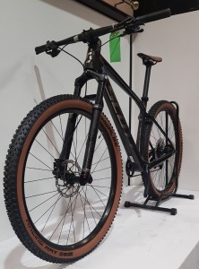 SCOTT SCALE 925 MODEL: 290169 . FRAME SIZE M CONDITION OF USE ALL TERRAIN FRAME: SCALE CARBON HMF, ADJUSTABLE HEAD ANGLE / SYNCROS CABLE INTEGRATION SYSTEM, ADVANCED SHOCK & STANDING DAMPING SYSTEM, BB92 / UDH INTERFACE / 12X148MM WITH 55MM CHAINLINE FOR