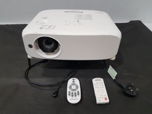 1 X PANASONIC PT-VZ580 WUXGA PROJECTOR WITH POWER LEAD AND REMOTE - WITH ELECTRICAL FOLD DOWN SCREEN - ( L 245 CM )