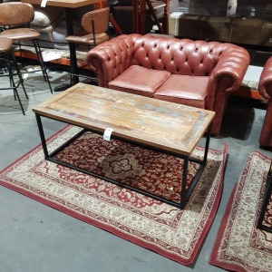 3 PIECE MIXED LOT CONTAININING 1 X LEATHER BUTTONED BACK 2 SEATER SOFA IN RED ( W 150 CM X D 90 CM X H 70 CM ) 1 X WOODEN TABLE ( L 130 X W 60 CM X H 52 ) 1 X DUNLELM ANATALJA TRADITIONAL RED RUGG ( SOME STAINS ) ( 170 X 120 CM )