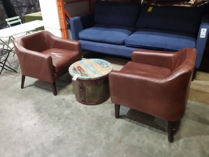 3 PIECE MIXED LOT CONTAINING 1 X METAL BASE WOODEN TOP BARREL STYLE COFFEE TABLE ( H 42 CM X 58 CM DIAM ) AND 2 X CURVED BACK LEATHER LOOK BROWN ARMCHAIRS