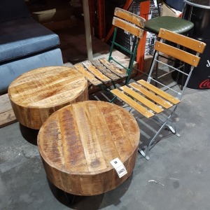 2 X ROUND WOODEN COFFEE TABLES ( H 45 CM X 60 CM DIAM ) ANDE 2 X WOODEN FOLDING CHAIRS