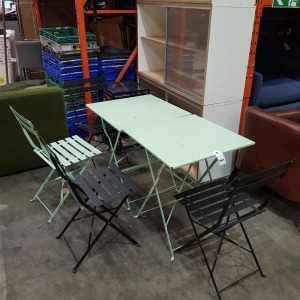 2 X GREEN METAL FOLDING GARDEN TABLES ( H 70 CM X 60 X 60 CM ) WIRH 4 X FOLDING CHAIRS ( SCUFF MARKS ON TABLES AND CHAIRS )