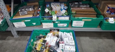 200 + PIECE BRAND NEW MIXED LIGHT BULB LOT CONTAINING ENERGIZERLED GLS FILAMENT BC/B22 LIGHTBULBS / PHILIPS MASTER PL-T 4P LIGHTBULBS / INTEGRAL LED MINI GLOBE E27 / MERIDAN LED GU10 LIGHTBULB / KOSNIC LED E27 LIGHTBULBS / LONGLASTBIAX T/E GX24Q-4 ETC -