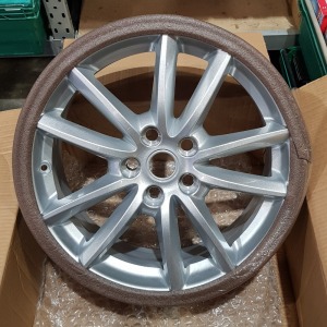 4 X BRAND NEW GENIUNE BOXED RANGE ROVER 19 INCH ALLOY WHEELS ( PART NUMBER - LR037742 )