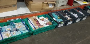 200 + PIECE BRAND NEW MIXED LIGHT BULB LOT CONTAINING CROMPTON LED FILAMENT G95 2000K / KNIGHTBRIDGE GU10 LED 6000K / HEATHFIELD 5000H /REEMON R39 OSRAM DULUX T/E PLUS 26 W / ETC IN 6 TRAYS - TRAYS INCLUDED