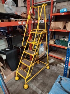 1X 5 TREAD PLATFORM HEIGHT STEEL MOBILE SAFETY STEPS IN YELLOW