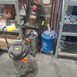 4 X PIECE MIXED LOT CONTAINING 1 X TREND T33A 110 V WET AND DRY 25 L VACUUM CLEANER ( 2 WHEELS BROKEN ) 1 X FARROWSYSTEM AIR VAC 172 ( NO ATTACHMENTS ) 2 X TITAN 40 L WET AND DRY VAUUM CLEANERS (NO HOSES SPARES AND REPAIRS )