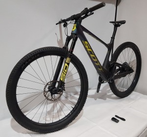 SCOTT BIKE SPARK RC TEAM ISSUE AXS (TW) SIZE: L MODEL: 286253 RRP £3999 (NEW PRICE) KEY FEATURES - SPARK RC CARBON HMF FRAME ROCKSHOX SID SELECT RL3 120MM FORK RS NUDE 5 RL3, 120MM, TWINLOC SRAM GX EAGLE AXS 12 SPEED SHIMANO XT DISC BRAKES SYNCROS SILVER