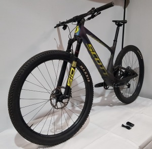 SCOTT BIKE SPARK RC TEAM ISSUE AXS (TW) SIZE: L MODEL: 286253 RRP £3999 (NEW PRICE) KEY FEATURES - SPARK RC CARBON HMF FRAME ROCKSHOX SID SELECT RL3 120MM FORK RS NUDE 5 RL3, 120MM, TWINLOC SRAM GX EAGLE AXS 12 SPEED SHIMANO XT DISC BRAKES SYNCROS SILVER