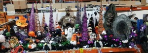 60+ BRAND NEW PREMIER HALLOWEEN MIXED LOT CONTAINING , DECORATIVE LED WITCHES HATS , 1.5 BO HANGING LIGHT UP ROTTEN CORPSE WITH SOUND BATTERY OPERATED , HANGING LIT UP GHOST GIRL WITH SOUND EFFECT , IN/OUTDOOR PROJECTOR WITH 4 CHAR IN RGBW , 29CM BO SINGI