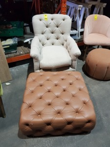 2 X BRAND NEW FURNITURE LOT CONTAINING 1 BUTTON ARM CHAIR AND ONE BROWN LEATHER FOOTSTOOL