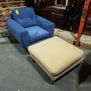 2 X FURNITURE LOT CONTAINING ONE ARM CHAIR IN BLUE WITH ONE CREAM LEATHER FOOTSTOOL (NOTE EX DISPLAY SOME MARKS )