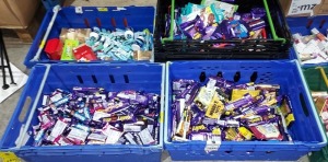 100+ PCS BRAND NEW MIXED LOT CONTAINING , BOOST BARS , OREO BITES , AERO MINT AND HAZELNUT , PICNIC BARS , TWIRLS , TURKISH DELIGHTS , LINDT LINDOR , EXTRAS AND AIRWAVES ETC. ALL IN 4 TRAYS