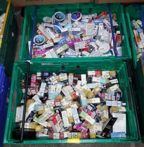 100+ PCS BRAND NEW MIXED EQUID AND NICOTINE POUCHES LOT CONTAINING , XQS TROPICAL AND ARTIC POUCHES , 88VAPE ELIQUID ALL DIFFERENT FLAVOURS , DAINTYS ELIQUID ALL DIFFERENT FLAVOURS ETC , ALL IN 2 TRAYS