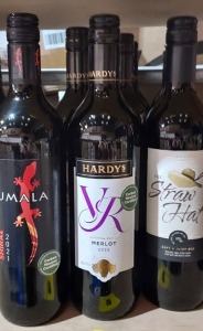 10 X BRAND NEW MIXED RED WINE LOT CONTAININGTHE STRAW HAT 75CL - HARDYS VR MERLOT 75CL - KUMALA SHIRAZ 75CL , ETC.