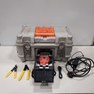 1 X SUMITOMO ELECTRIC TYPE - 72 C + HD CORE ALIGNING OPTICAL FIBRE FUSION SPLICER - WITH BATTERY / CHARGER AND CARRY CASE MANUFACTURE DATE : 05.2022 SERIAL NUMBER : 234928719055