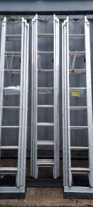 1 X LYTE 5B TRIPLE EXTENSION ALLUMINIUM SILVER LADDERS - 2.5 - 5.96 METERS - ROLE RUNG SUPPORT AND LASHING ROPE - ALSO TO INLCUDE ANTISLIP LADDER STOPS