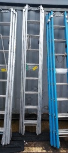 1 X LYTE 5B TRIPLE EXTENSION ALLUMINIUM SILVER LADDERS - 2.5 - 5.96 METERS - ROLE RUNG SUPPORT AND LASHING ROPE - ALSO TO INLCUDE ANTISLIP LADDER STOPS