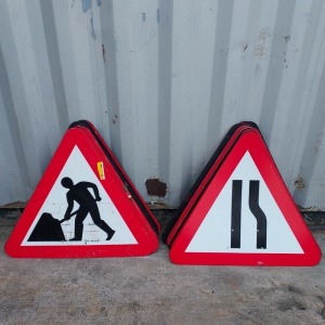 10 X TRIANGULAR ROAD NARROWS RIGHT / LEFT PLASTIC BACK ROAD SIGNS 10 X TRIANGULAR MEN AT WORK PLASTIC BACK ROAD SIGNS