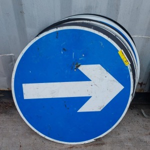 22 X ROUND BLUE DIRECTIONAL ROAD SIGNS - PLASTIC BACK