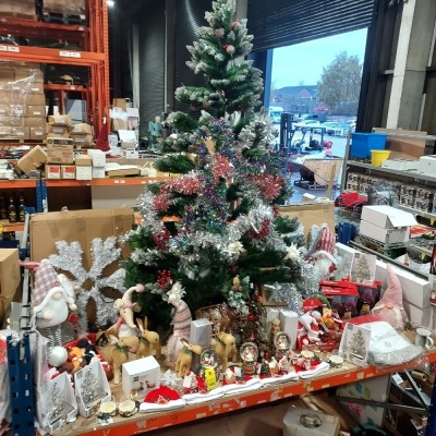 FULL BAY OF MIXED PREMIER CHRISTMAS LOT CONTAINING 6FT CHRISTMAS PRE - DECORATED TREE , LIGHT UP CHRISTMAS STANDING GNOME'S , 9M LED ROPE LIGHTS IN WARM WHITE , MUSICAL WATERBALL SNOW GLOBE WITH SANTA SCENE , STOCKING HANGER'S ETC ON A FULL BAY