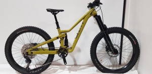 SCOTT RANSOM 400 CHILDRENS BIKE MODEL: 286604 SIZE: KIDS FROM 125CM ORIG RRP: £1959 24' INCH WHEELS (FLIPCHIP 26'' WHEELS) ALLOY FRAME 140MM/130MM TRAVEL FORK/REAR SHOCK SHIMANO BR500 DISC BRAKES KENDA HELLCAT ELITE TYRES SEE ALL IMAGES FOR DETAIL REGISTE