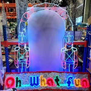 2 X PREMIER CHRISTMAS LOT CONTAINING LIGHT UP FESTIVE ARCH SIZE H 8 FOOT , L 77CM , AND ONE FESTIVE LIGHT UP SIGN OH WHAT FUN SIZE H 52CM L 140CM ( NOTE IMPERFECT WORKING CONDITION )