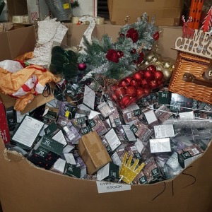 LARGE AMOUNT OF MIXED CHRISTMAS DECORATIONS LOT CONTAINING INFLATABLE GINGERBREAD MEN , 50 ICE WHITE LED RED LED BERRY LIGHT'S , LED SWAN DECORATION , BOX SETS OF VARIOUS BAUBLES IN GREEN RED AND GOLD ETC IN A LARGE PALLET BOX (NOTE EX DISPLAY/ CUSTOMER