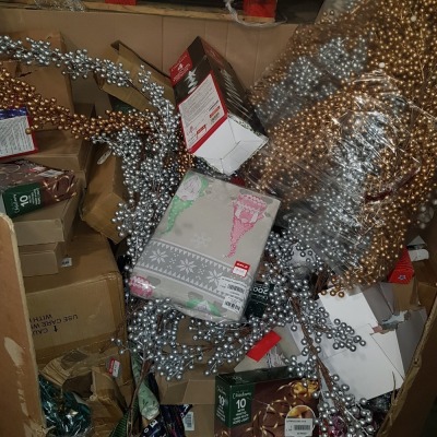 LARGE AMOUNT OF MIXED CHRISTMAS DECORATIONS LOT CONTAINING SILVER AND GOLD BERRY GARLANDS , 1.2M LIT TWIGS WITH80 LED'S , 200 WARM WHITE LED LIGHT'S , 4 LED SPIRAL TREE STAKE LIGHTS ICE WHITE , KING SIZE FAMILY GONKS DUVET , ETC IN A LARGE PALLET BOX (NOT