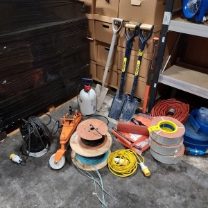 25 PIECE MIXED TOOL LOT CONTAINING 4 X CARTERS SHOVELS / 1 X MAGNUSSON SLEDGE HAMMER / 1 X UNBRANDED WATER PUMP / 3 X BRAND NEW 20 METER PVC BLUE LAYFLAT HOSES / 2 X 10 METER PVC BLUE LAYFLAT HOSES / HYDRAULIC RAIL BENDER / PORTWEST BIZFLAME PLUS TROUSER