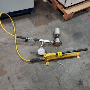 ENERPAC P39 MANUAL HYDRAULIC PUMP - WITH A BOTTLE JACK ATTACHED AND A 5000 PSI MAX GAUGE