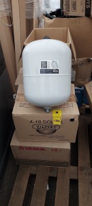 5 PIECE MIXED EXPANSION TANKS CONTAINING 3 X BRAND NEW VARME 18 LITRE EXPANSION TANK (R1018223SP40PS022) 1 X BRAND NEW ZIAMET 18 LITRE CAPACITY EXPANSION TANK (11A2001811) / 1 X BRAND NEW ERES 18 LITRE CAPACITY EXPANSION TANK ( SX-18SMFO )