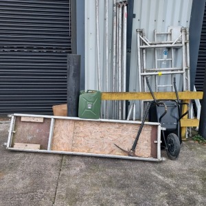 4 PIECE MIXED TOOL LOT CONTAINING 20 LITRE PETROL JERRY CAN / HEAVY DUTY PICKAXE / 85 LITRE PRESSED PAN WHEEL BARROW / 2 X SCAFFOLDING UP RIGHTS / 1 X SCAFFOLD UPRIGHT WITH LADDER / 5 X SCAFFOLD WHEELS / 7 X SCAFFOLD STRAIGHT BEAMS / AND 1 X SCAFFOLDI