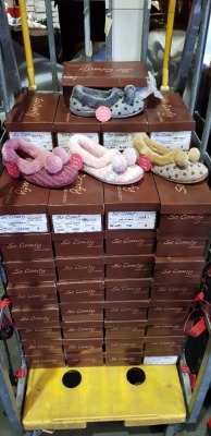 68 X BRAND NEW MIXED SO COMFY SLIPPERS LOT TO INCLUDE LADIES POM SLIPERS - LADIES KNITTED SLIPPERS - IN VARIOUS STYLES AND COLOURS IN SIZES 5/6