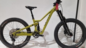 SCOTT RANSOM 400 CHILDRENS BIKE MODEL: 286604 SIZE: KIDS FROM 125CM ORIG RRP: £1959 24' INCH WHEELS (FLIPCHIP 26'' WHEELS) ALLOY FRAME 140MM/130MM TRAVEL FORK/REAR SHOCK SHIMANO BR500 DISC BRAKES KENDA HELLCAT ELITE TYRES SEE ALL IMAGES FOR DETAIL REGISTE