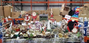 75 X PIECE BRAND NEW MIXED PREMIER CHRISTMAS LOT TO INCLUDE 150CM GOLD GLITTER FLOWERS - LUXURY BAUBLES - 39CM WOODEN HANGING SANTA - 60 CM WOODEN SNOWMEN - MERRY CHRISTMAS STAR - 48CM METAL REINDEER ETC