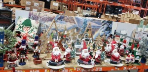 75 X PIECE BRAND NEW MIXED PREMIER CHRISTMAS LOT TO INCLUDE VARIOUS SITTING SANTAS - SNOWMAN WITH TREE - ACRYLIC ROBIN ON TREE - REINDEER WITH TREE - WOODEN CHRISTMAS TREE ETC