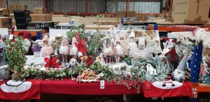 75 X PIECE BRAND NEW MIXED PREMIER CHRISTMAS LOT TO INCLUDE 1M RED CHRISTMAS GONKS - LUXURY BAUBLES - 70CM GREY STANDING MOUSE - 1.2M BERRY GARLAND - STANDING ANGELS - GINGERBREAD MEN - ETC