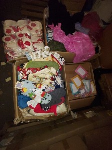 LARGE MIXED LOT CONTAINING VARIOUS OVEN GLOVES IN VARIOUS DESIGNS IE COCKRAL, CATS, LINED BLACK AND WHITE ETC, KIDS DIY HANGING DECORATIONS, VARIOUS SCARFS IN VARIOUS COLOURS IE PINK, BACK, WHITE, RED, GREEN ETC IN 4 BOXES