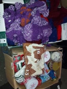 160 X MIXED CHRISTMAS LOT CONTAINING WOOLY HATS IN BLUE, RED, ORANGE & PURPLE, HANGING ADVENT CALENDER DECORATIONS, MIXED BISCUIT TINS IN VARIOUS DESIGNS IE SNOW MAN, BEARS, SANTA, SNOW FLAKES ETC IN 2 LARGE BOXES